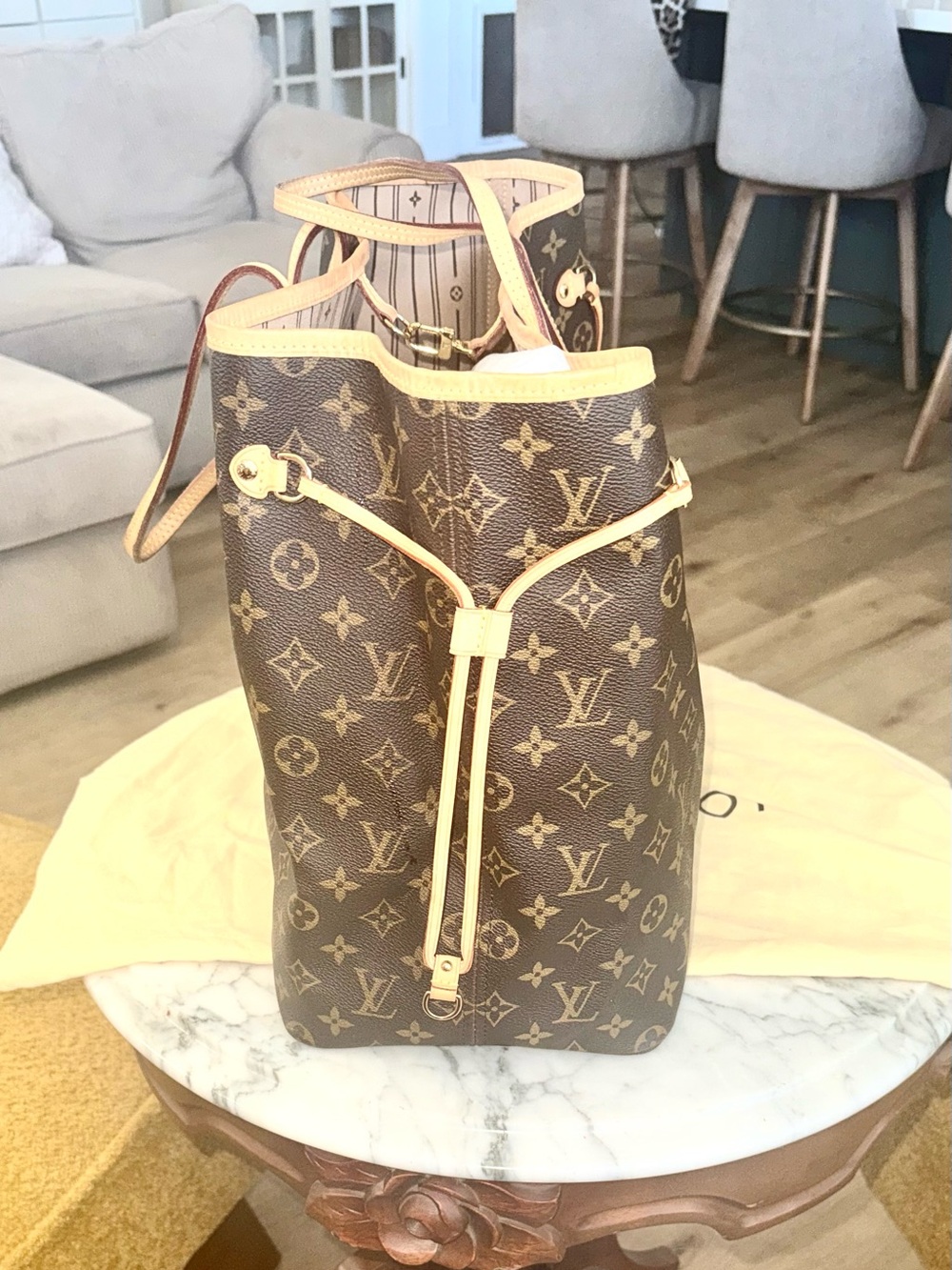 Louis Vuitton GM Neverfull Tote - Picture 4 of 11